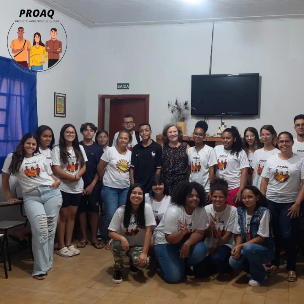 Jovens e equipe em atividade no Centro Comunitário de Quatá, turma do PROAQ