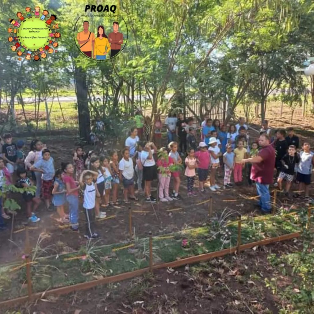 Crianças em atividade de educação ambiental ao ar livre no Centro Comunitário de Quatá