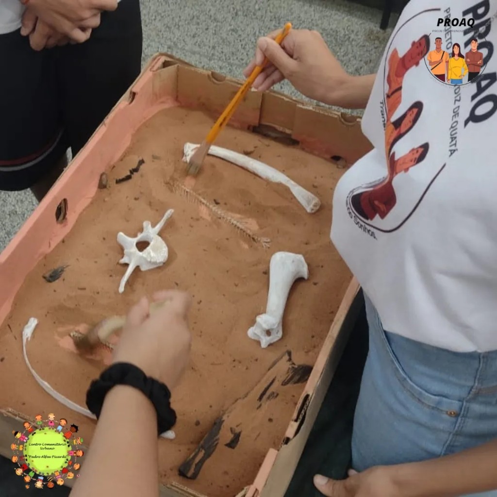 Oficina prática de ciências com jovens do PROAQ no Centro Comunitário de Quatá